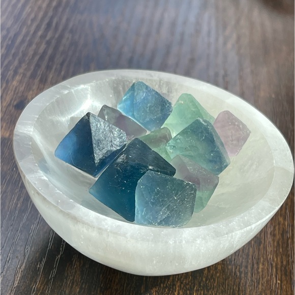 Genuine selenite carved bowl - Picture 5 of 10